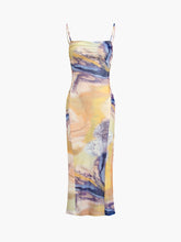 Gerafftes Midikleid aus granitfarbenem Netzstoff mit Batikmuster